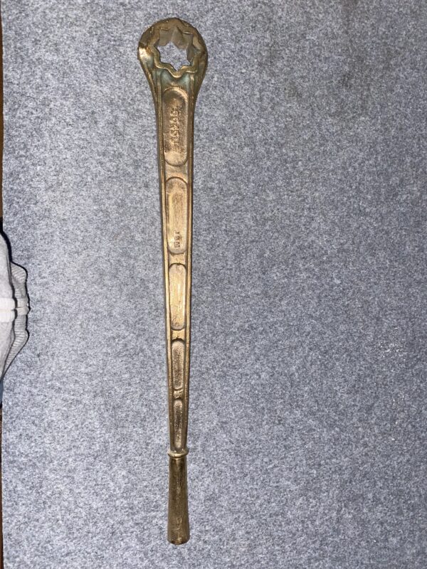 Llave/ herramienta de bronce perteneciente  a buque de la armada