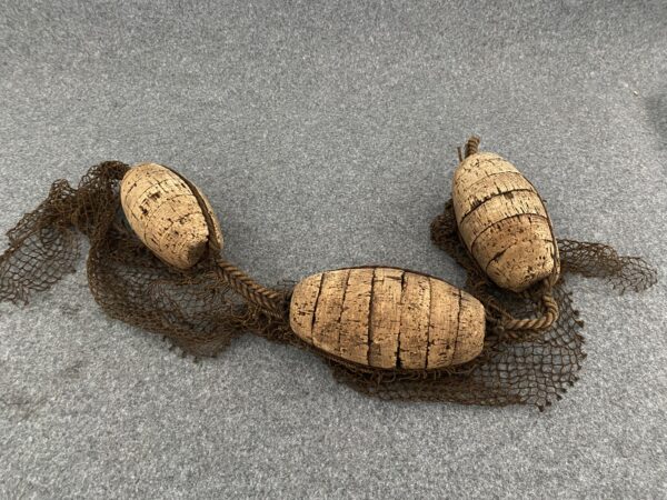Corchos antiguos de arte de pesca