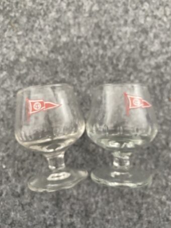 Copa de licor con logo de la Cª Trasmediterranea