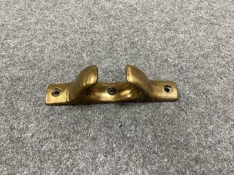 Guiacabos recto de bronce.