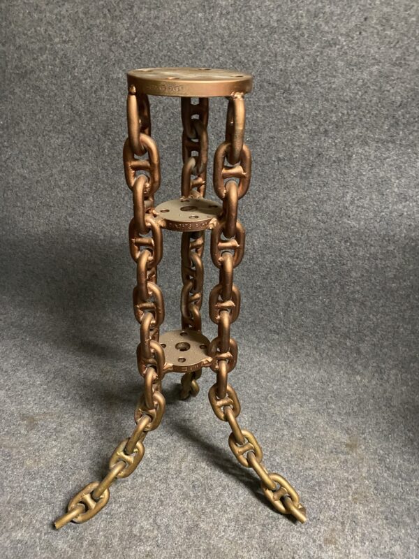 Pedestal hecho de cadena con contrete.