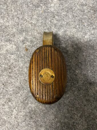 Polea de madera con roldana de bronce.