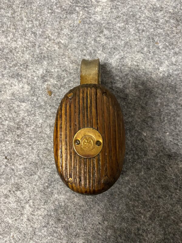 Polea de madera con roldana de bronce.