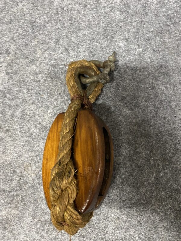 Polea de madera con roldana de hierro - Image 2