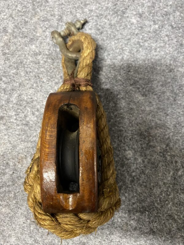 Polea de madera con roldana de hierro