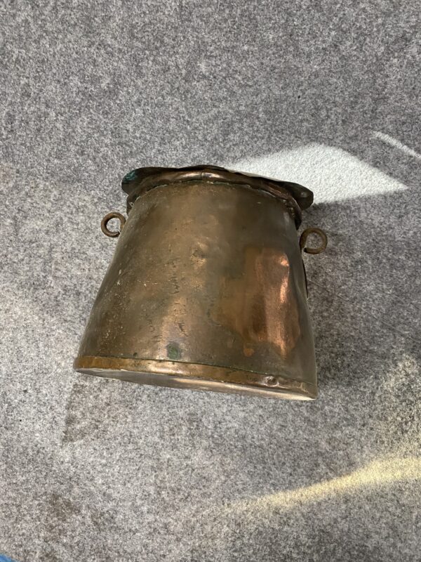 Recipiente de cobre para cola de carpintero.