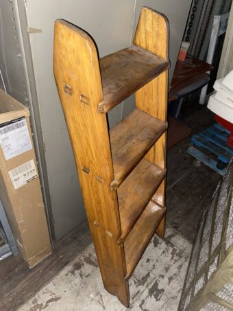 Escalera de madera bajada a pañol